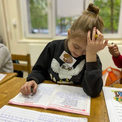 Мальчик учится красиво писать