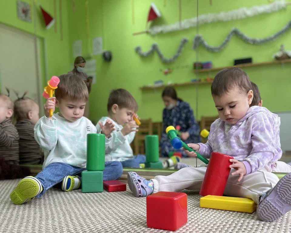 Малыши играют в игрушки